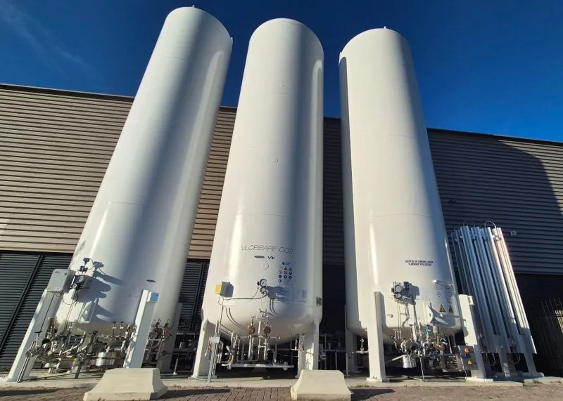 CO2 storage tanks at Droogijs365