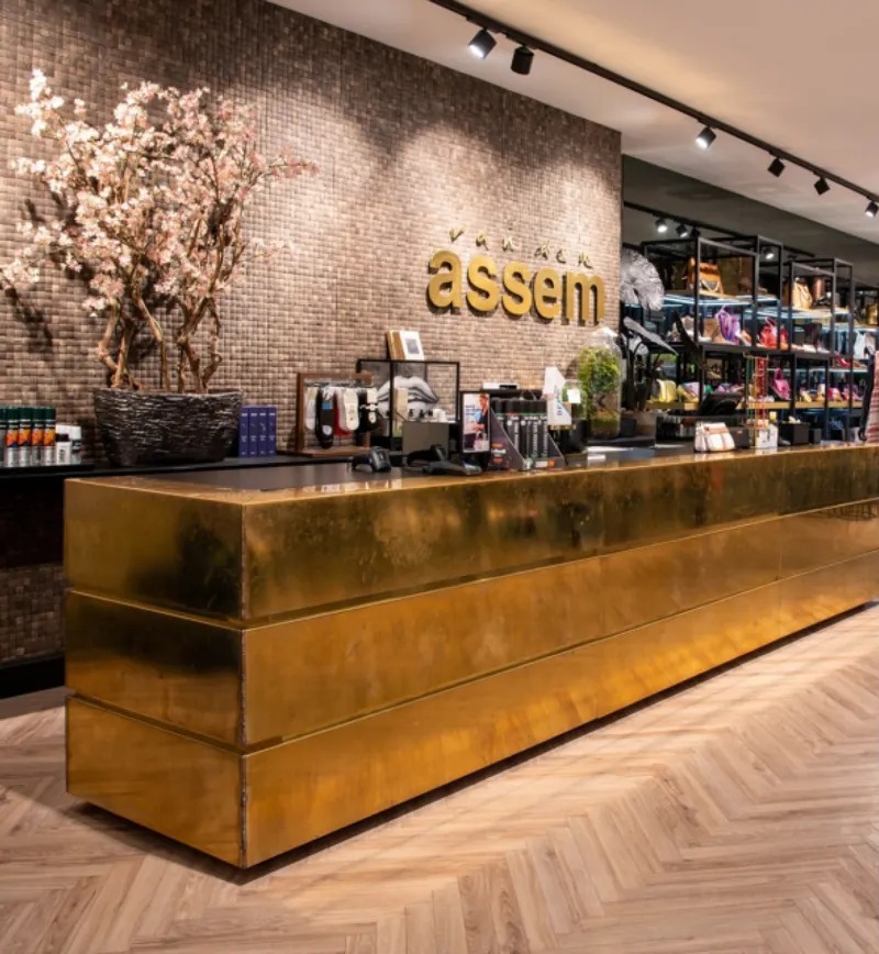 Retail interior with a gold counter by Inter Fact